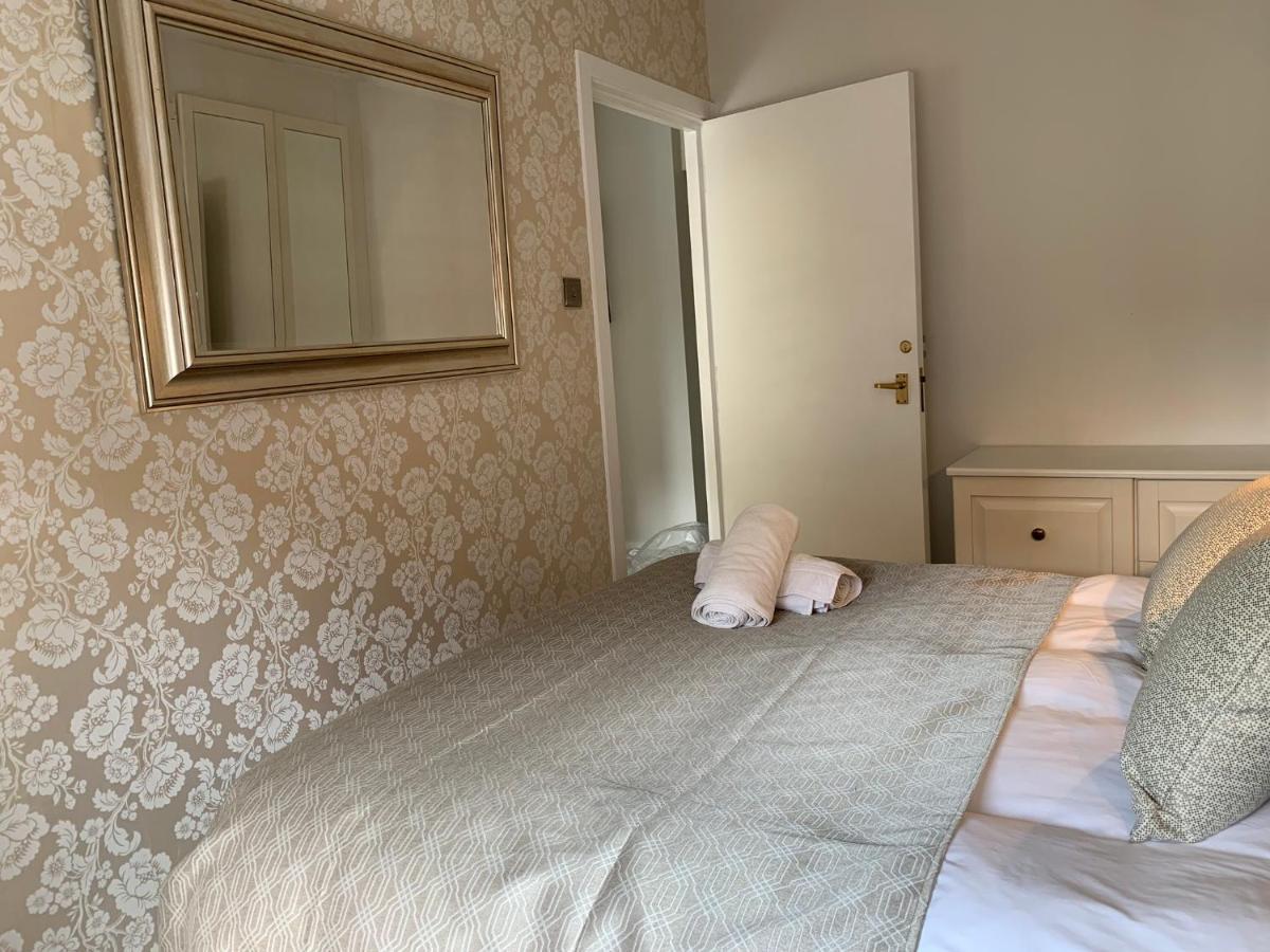 4 The Courtyard Central Windsor 2Br Exteriör bild